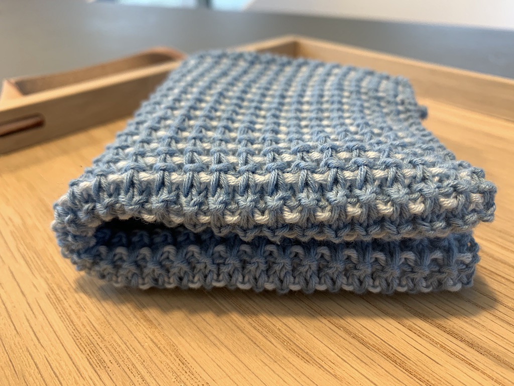 Karklud i et helt enkelt vævestrikket mønster.