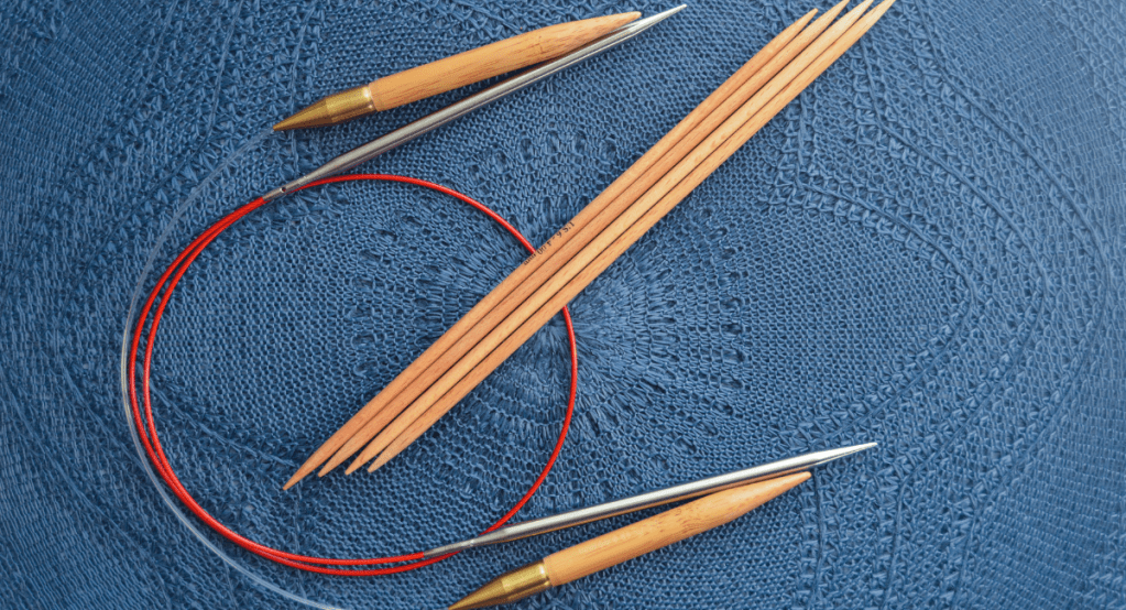 Strikkepinde til rundstrik: rundpinde og strømpepinde.