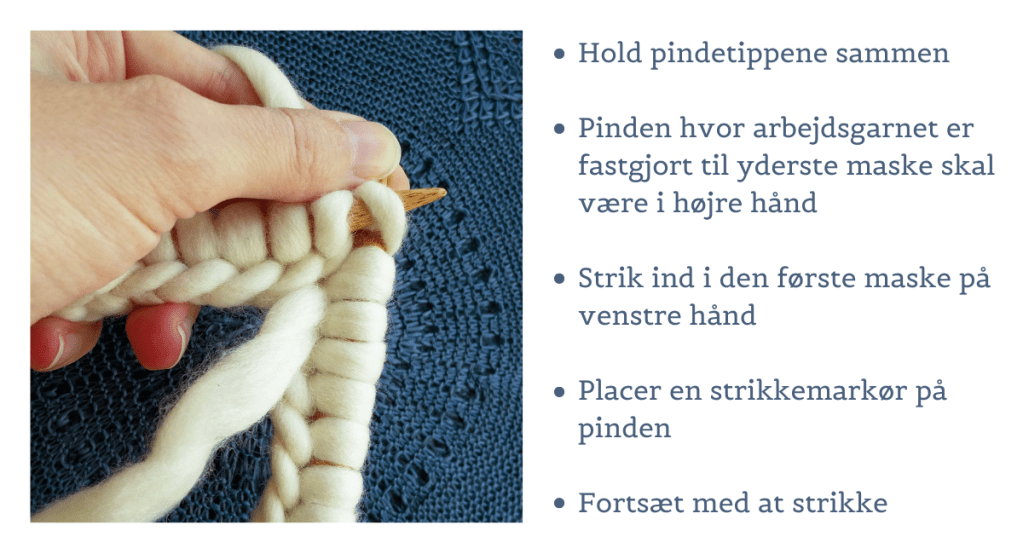 Arbejdet samles til at strikke rundt ved at holde pindetippene sammen og begynde at strikke.