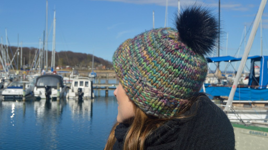 Back to Basic Huen strikket i Malabrigo Rasta i farven Arco Iris. Et nemt og sjovt begynder strikkeprojekt.