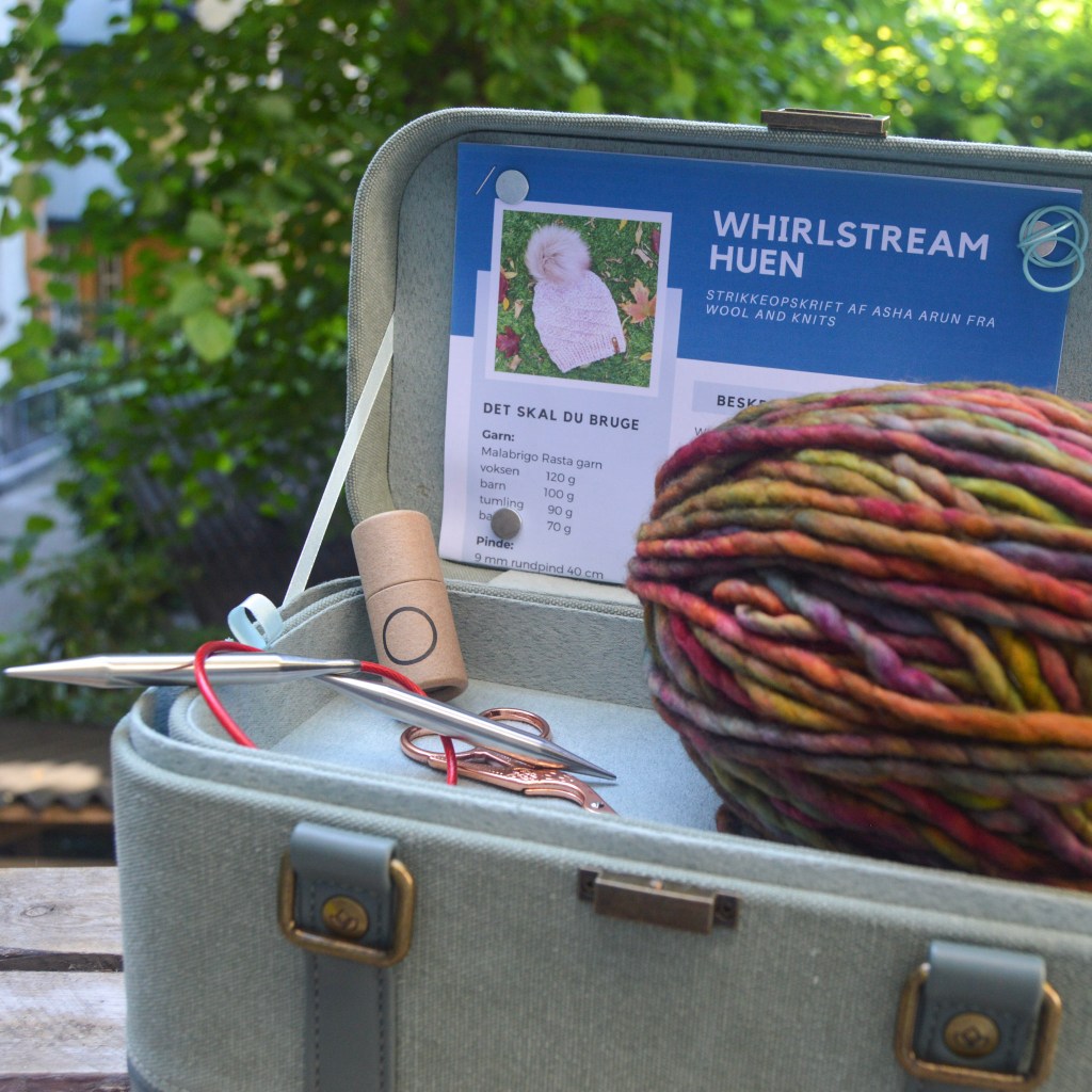 Della Q Strikkekuffert klargjort til nyt strikkeprojekt: en whirlstream hue i Malabrigo Rasta garn i farven Diana.