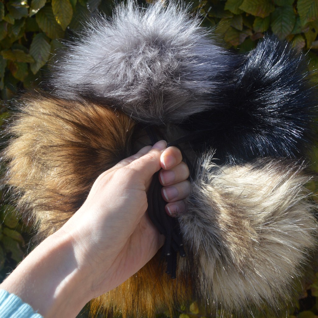 5 store pom pommer i kunstig pels