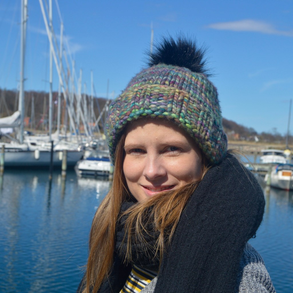 Back to Basic Huen strikket i Malabrigo Rasta i farven Arco Iris