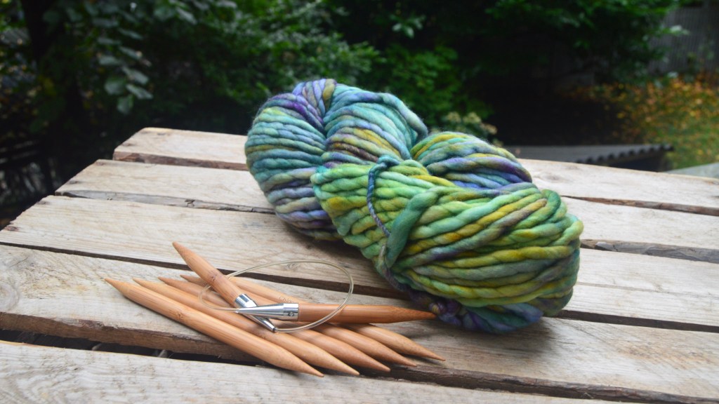 Et fed Malabrigo Rasta garn i farven Arequita og ChiaoGoo bambusstrikkepinde til at strikke en hue